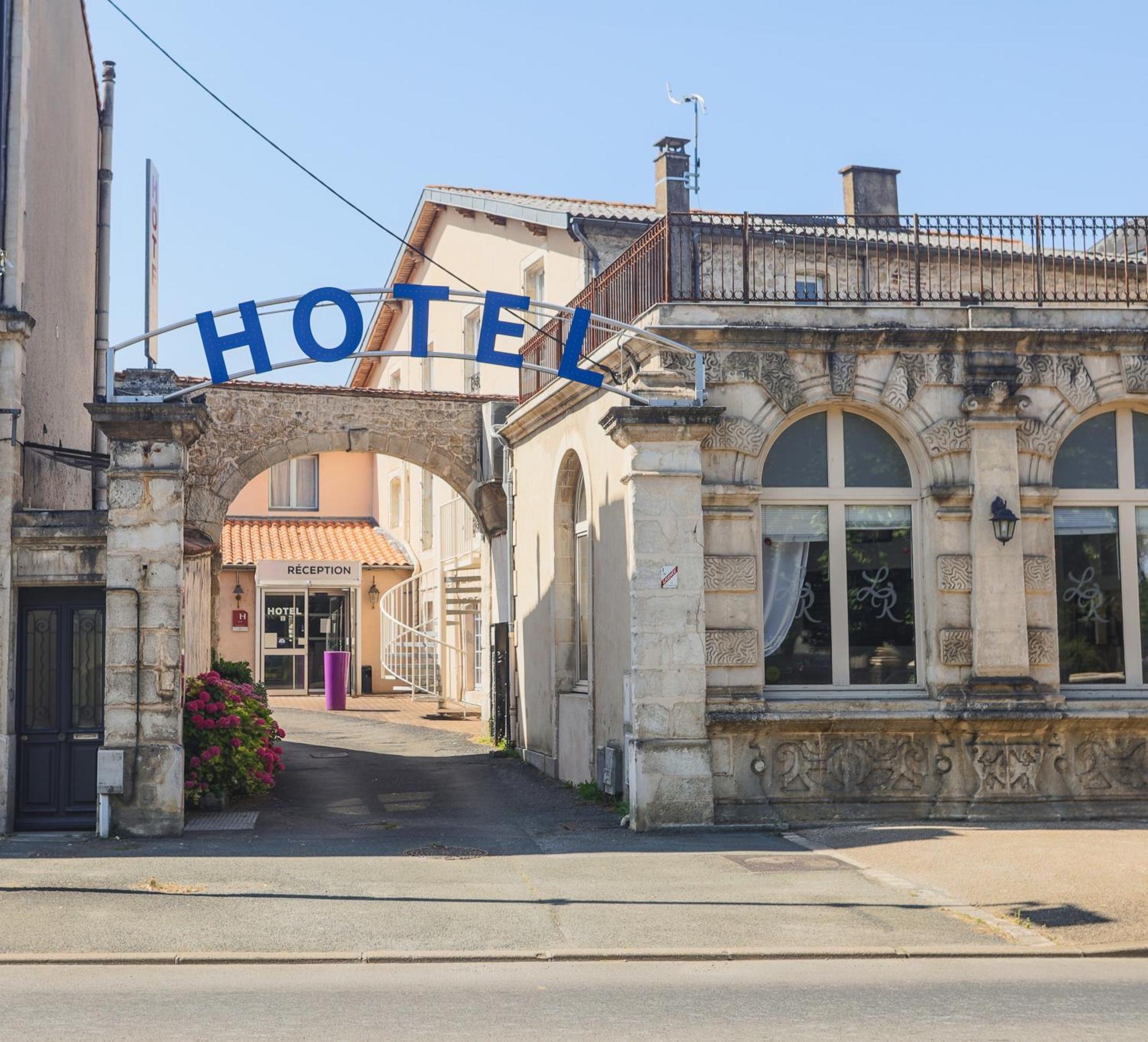 Hotel Le Cheval Blanc Saint-Maixent-l'Ecole Exterior photo